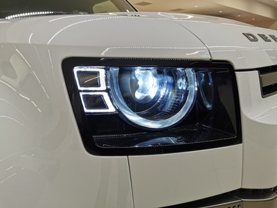 LAND ROVER DEFENDER - 8