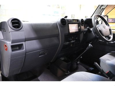 TOYOTA LAND CRUISER 70 - 6