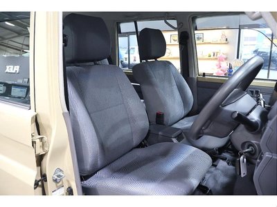 TOYOTA LAND CRUISER 70 - 3