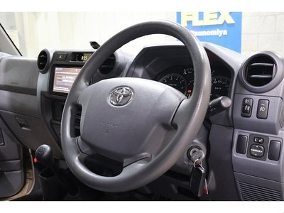 TOYOTA LAND CRUISER 70 - 4