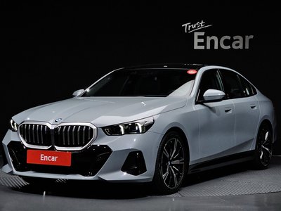 2026 BMW 5 SERIES 照片 1