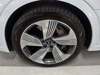 AUDI E-TRON - 6