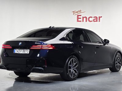 2025 BMW 5 SERIES — фото 4