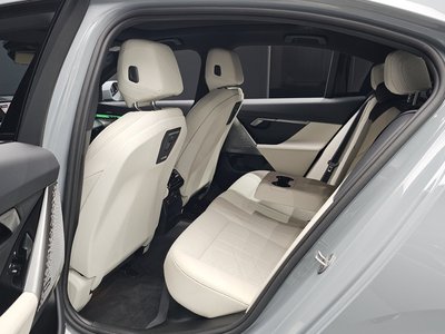 صورة مصغرة 18 لـ 2025 BMW 5 SERIES