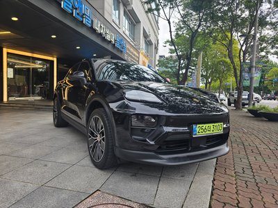 PORSCHE MACAN EV