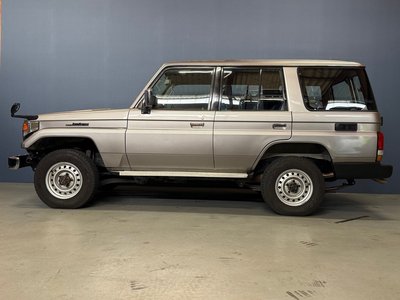 TOYOTA LAND CRUISER 70 - 6
