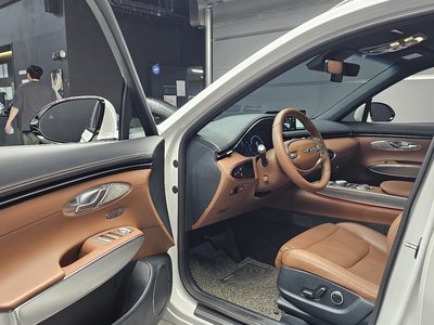 2023 Genesis GV70 thumbnail 13