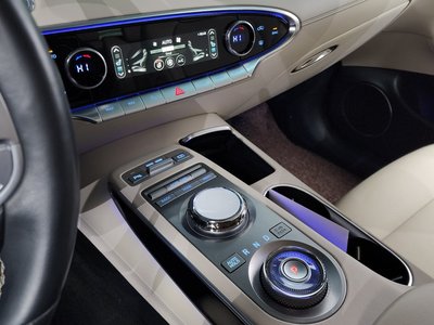 صورة 9 لـ 2023 Genesis GV70