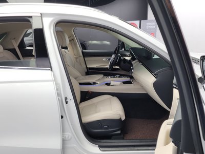 صورة 10 لـ 2023 Genesis GV70