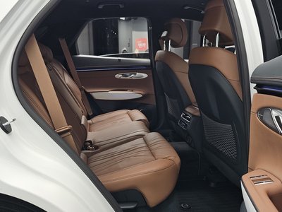 2024 Genesis GV70 thumbnail 17
