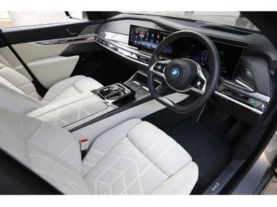 BMW I7 - 7