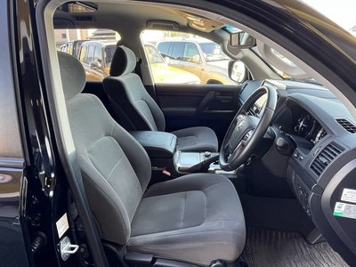 TOYOTA LAND CRUISER 200 - 7