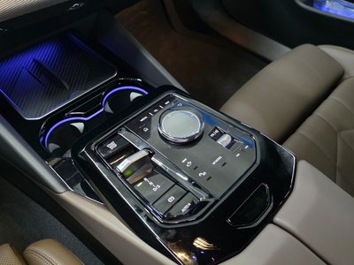 2025 BMW 5 SERIES — фото 9