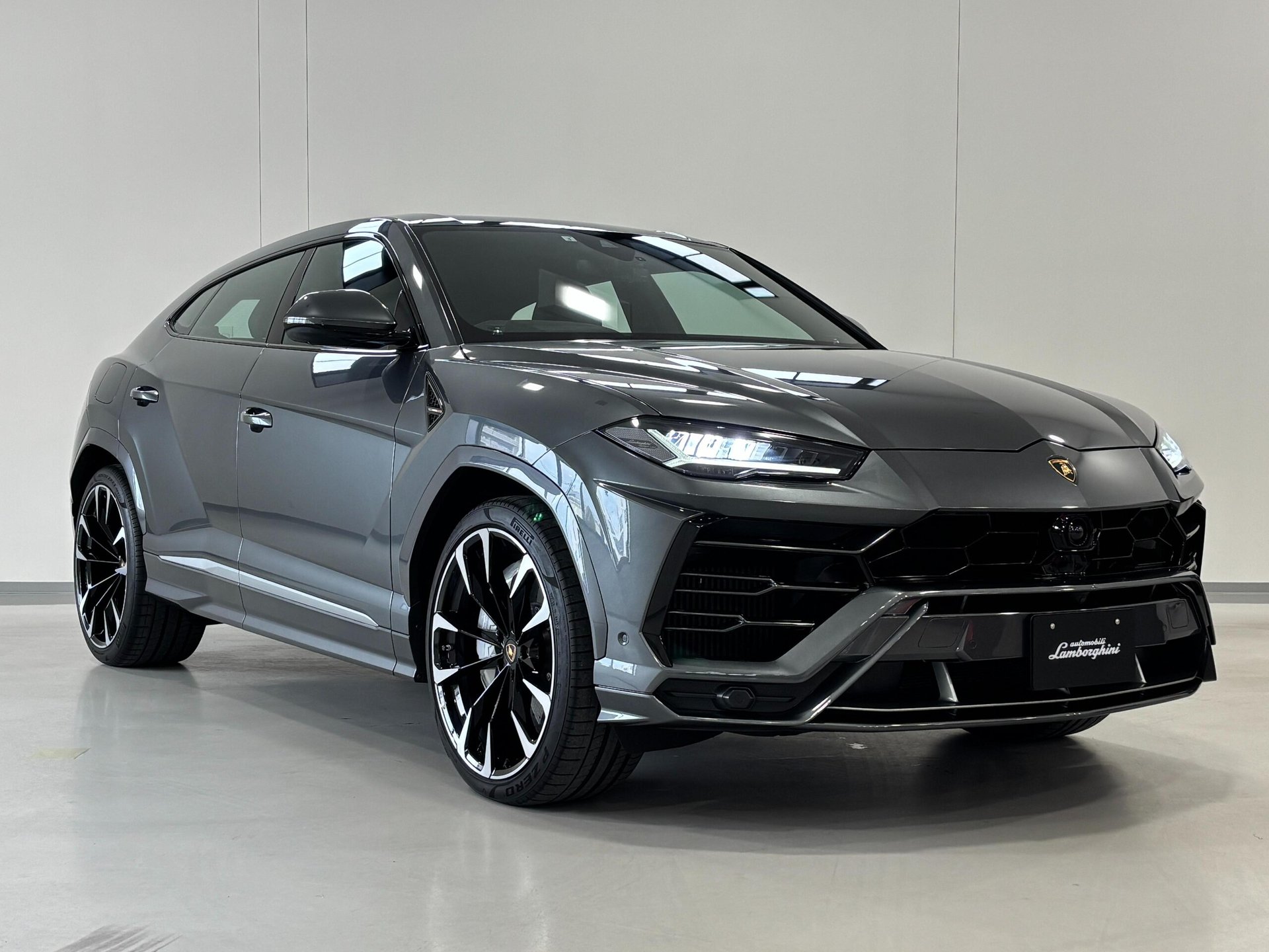 LAMBORGHINI URUS - View 1