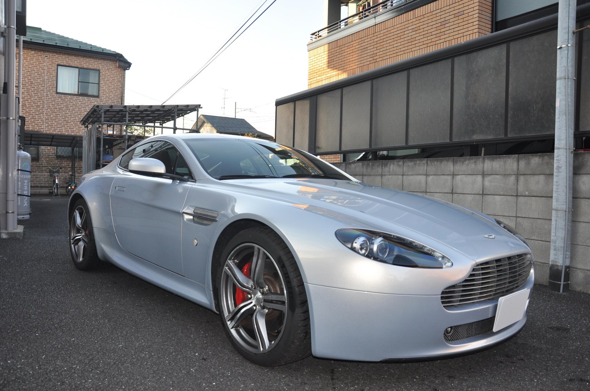 ASTON MARTIN V8 - View 1